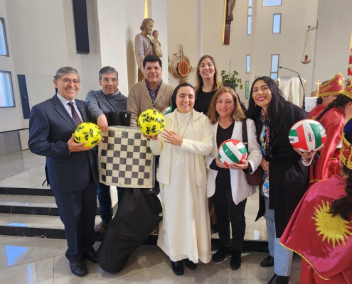 Directiva del CENPA entrega implementos deportivos en la celebración de los 200 años de la Virgen de la Merced.