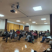 Representantes de las directivas de curso participan en la reunión de Microcentros organizada por el CENPA del Colegio Santa María Cervellón para coordinar la organización de la Kermés Familiar 2026.