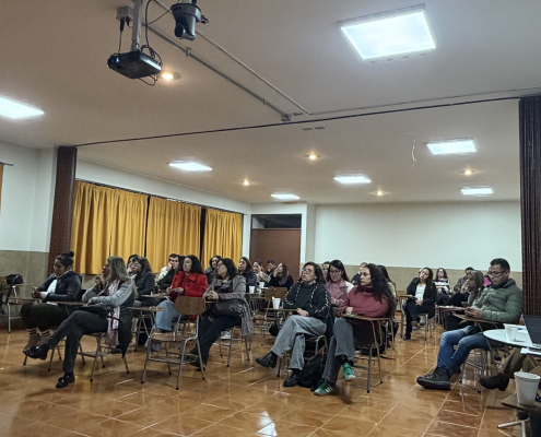 Representantes de las directivas de curso participan en la reunión de Microcentros organizada por el CENPA del Colegio Santa María Cervellón para coordinar la organización de la Kermés Familiar 2026.