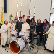 Comunidad educativa del Colegio Santa María de Cervellón junto al juego de batería entregado por CENPA en el Día de las Religiosas