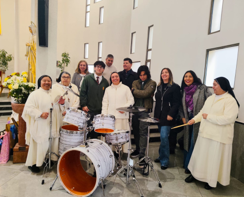 Comunidad educativa del Colegio Santa María de Cervellón junto al juego de batería entregado por CENPA en el Día de las Religiosas